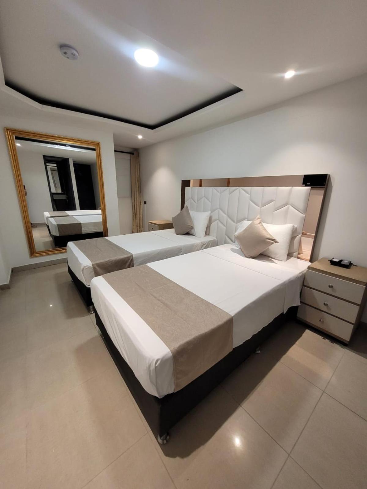 Hotel Med 33 Medellín Esterno foto