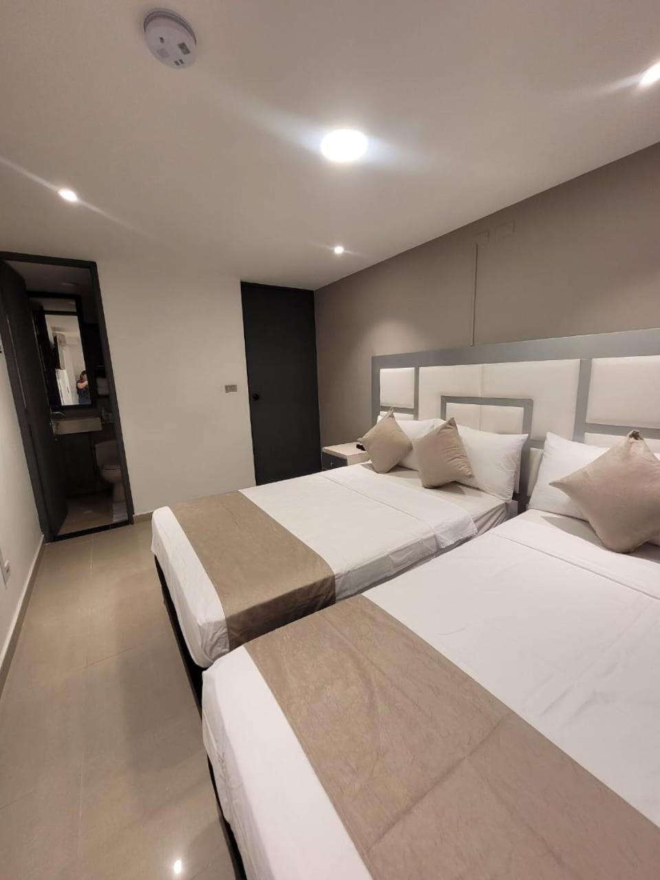 Hotel Med 33 Medellín Esterno foto